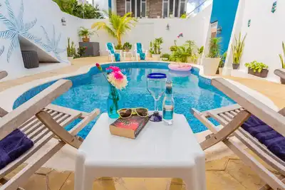 Image de «Détendez-vous et ressourcez-vous dans un oasis urbain fabuleux situé au 15 Ave-Stingray Villa»