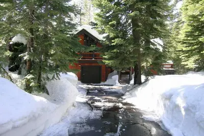 Image de Beautiful Lodge Style Tahoe Home - À quelques pas de la plage de Chambers