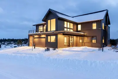 Image de Maison spacieuse et moderne | Bain à remous | Toutes les salles de bain en suite | Patio | Bbq | Foyer