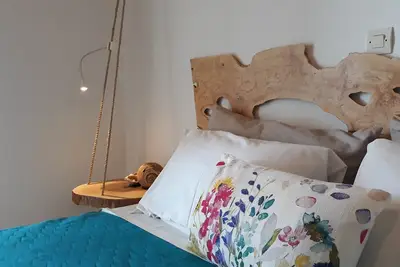 Image de Maison confortable avec une décoration rustique moderne à seulement 20 mètres de la plage de sable