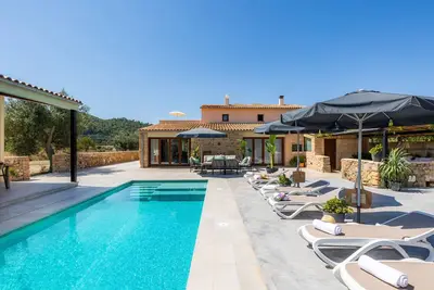 Image de Villa luxueuse sur grand domaine avec vue sur la montagne, piscine, Wi-Fi et terrasse ; Parking disponible.