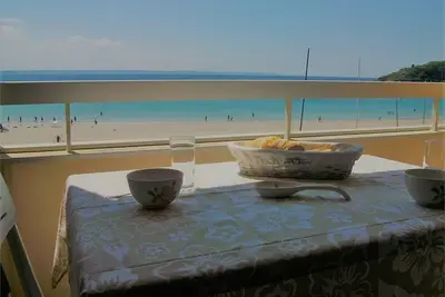 Appartement avec 2 chambres, balcon et superbe vue mer à quelques pas de la plage de Tresmeur
