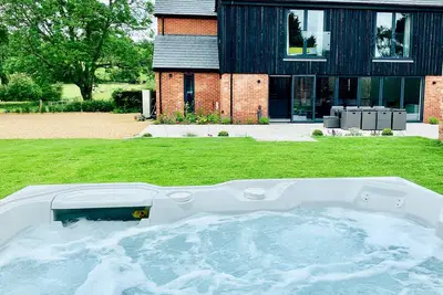Image de Boutique maison de luxe avec «bain à remous» dans la New Forest rurale, 12 personnes