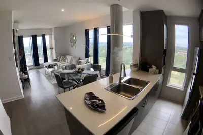 Image de Superbe Penthouse au dernier étage avec 2 chambres à coucher à couper le souffle sur Montréal / Laval