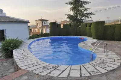Image de villa avec court de tennis, piscine, jardin
