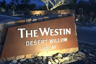 Image de Coachella Special 2 Nuit Seulement: Sam-Lun, 4 / 13-15