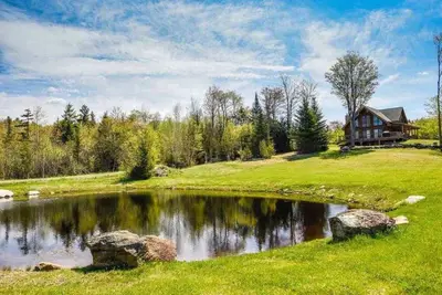 Image de Luxueuse maison en bois rond avec une vue imprenable