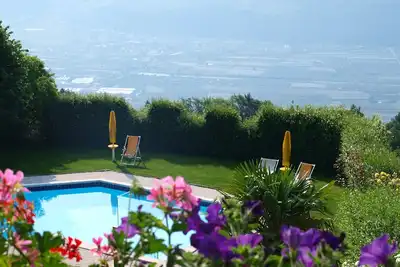 Image de Calme avec de superbes vues, sauna, grande piscine et animaux