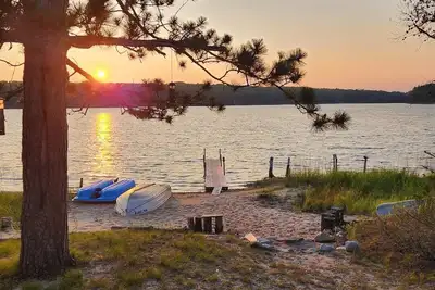 Image de Cottage Lakefront isolé sur 14 acres avec de magnifiques vues sur le coucher de soleil!
