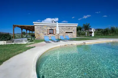 Image de Iridanos Villa avec 3 chambres et piscine privée, à 400 mètres de la plage
