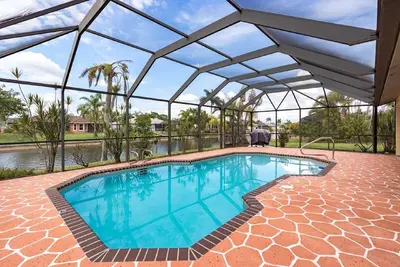 Image de Cape Coral Florida Bord De L'Eau Avec Piscine CHAUFFÉE, Dock PRIVÉ