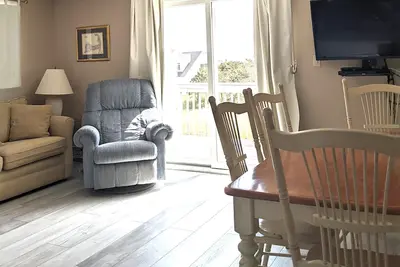 Image de 2 chambres avec bains, terrasse privée avec vue sur l'eau