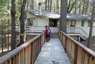 Image de Spacieux, lumineux, confortable, maison de plain-pied niché dans les pins