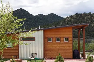 Image de Zion / Bryce Tiny House # 5 dans un verger de pommiers! 4 couchages
