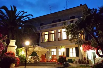 Image de Appartement dans villa d'époque avec jardin, piscine et parking