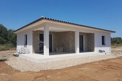 Image de Villa 75m² neuve entièrement climatisée sur propriété privée et arborée.