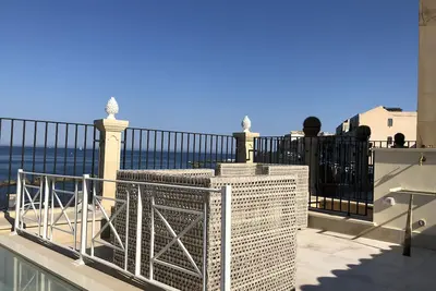 Image de Athena appartement avec terrasse et vue sur la mer.