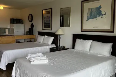Image de Unité # 45 - Grand studio au rez-de-chaussée, pont privé à N Truro
