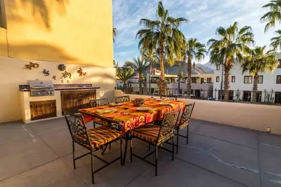 Image de Escapade dans le centre de Loreto Bay, au Mexique, avec une grande terrasse propice à la détente.