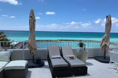 Image de Nouveau sur le marché, condo front de mer de 3 chambres à coucher sur Seven Mile Beach