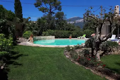 Image de Belle villa avec piscine dans un écrin de pinède