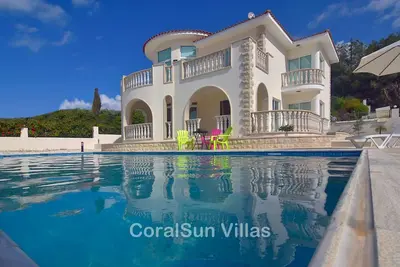 Image de Position front de mer, grande villa, grande piscine et jardin, quartier paisible Polis Paphos