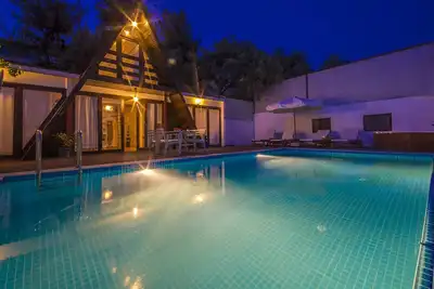 Image de Charmante villa en bois de 2 chambres avec piscine totalement privée, près du centre du village