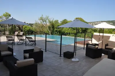 Image de Gîte de vacances \"Aiguéze\" dans une résidence avec piscine