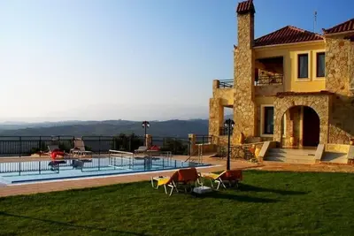 Image de Grande villa en pierre avec de magnifiques vues panoramiques