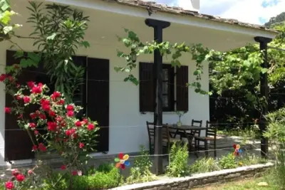 Image de Villa traditionnelle avec Wifi et climatisation à seulement 150m de la plage!