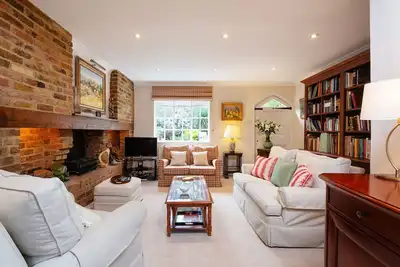 Image de Une propriété classique et pittoresque avec belle terrasse sur le toit à Wimbledon (Veeve)