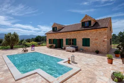 Image de Villa Clemency - Superbe villa en pierre, piscine privée, vue sur la montagne et à 800 m de la mer - WiFi gratuit