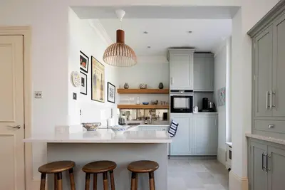 Image de Un joli 2 lit avec de belles vues sur les rues pavées résidentielles (Veeve)