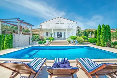 Image de Villa spacieuse et lumineuse avec climatisation, piscine privée, vue imprenable sur la mer, à seulement 800 mètres de la plage!