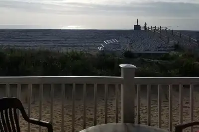 Image de 2 chambres 1 salle de bain moderne Oceanfront Condo surplombant la plage