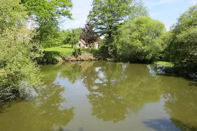 Image de Maison individuelle en pierre donnant sur un étang