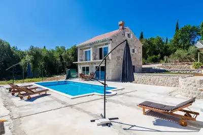 Image de Nouvelle villa de luxe de trois chambres avec piscine privée