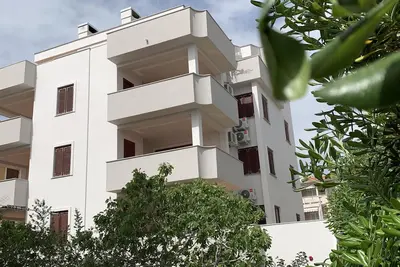 Image de Appartement avec terrasse et vue partielle sur la mer