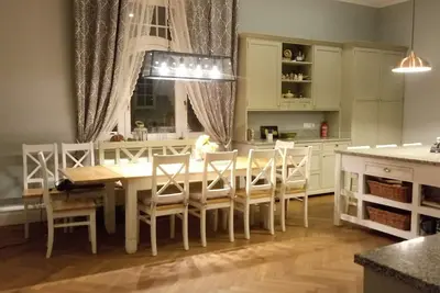 Image de Appartement unique de 175m2 adapté aux familles avec jardin