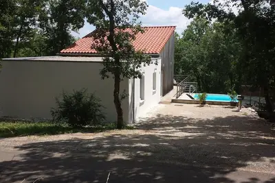 Image de Maison bois moderne avec terrasse dans les arbres et piscine privée chauffée