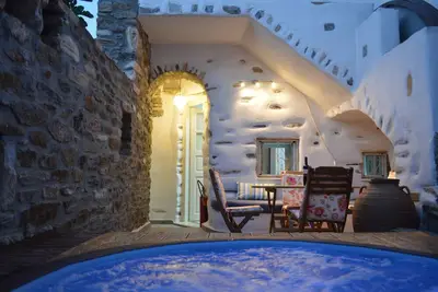 Image de Belle maison traditionnelle avec terrasses et jacuzzi privés