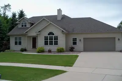 Image de 4 chambres, 3 salles de bain seulement 9 minutes de Road America