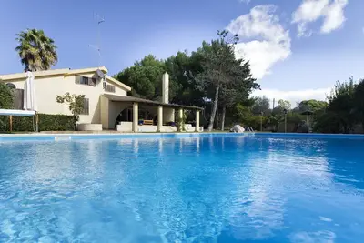 Fabuleuse villa avec piscine privée à seulement 2 km de la ville et à 2, 5 km des plages!