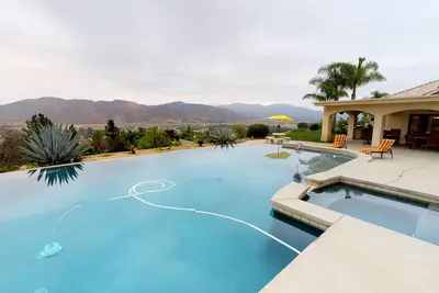 Image de Villa La Serena Wine Country Home à pied des caves - Vues sur la piscine à débordement