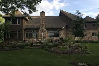 Image de \"The GrandView\" Wine, Lake & Spire