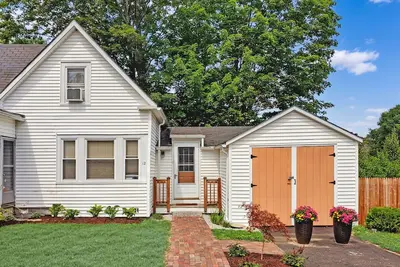 Image de Nouveau sur le marché! - Chalet ensoleillé d'une chambre dans une rue calme!