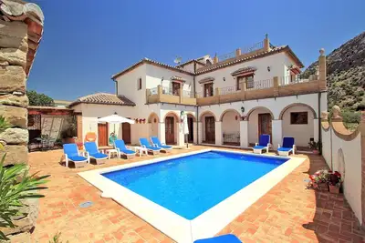 Magnificent luxury villa, sleeps 8, own pool, wifi, Montejaque, Ronda area