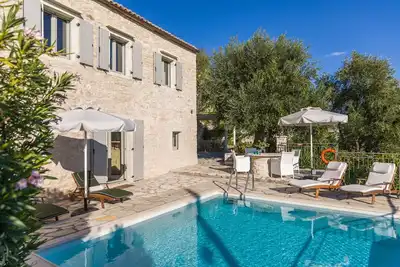Image de Villas de prestige | Nissaki | Boutique Stone Villa avec une vue fantastique