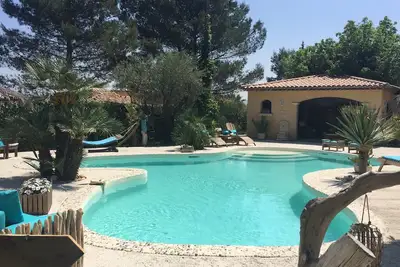 Image de Villa avec jardin et piscine