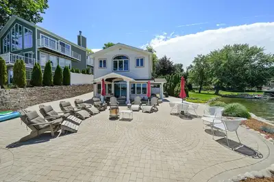 Image de Luxury Lake Home avec le meilleur patio sur le lac!